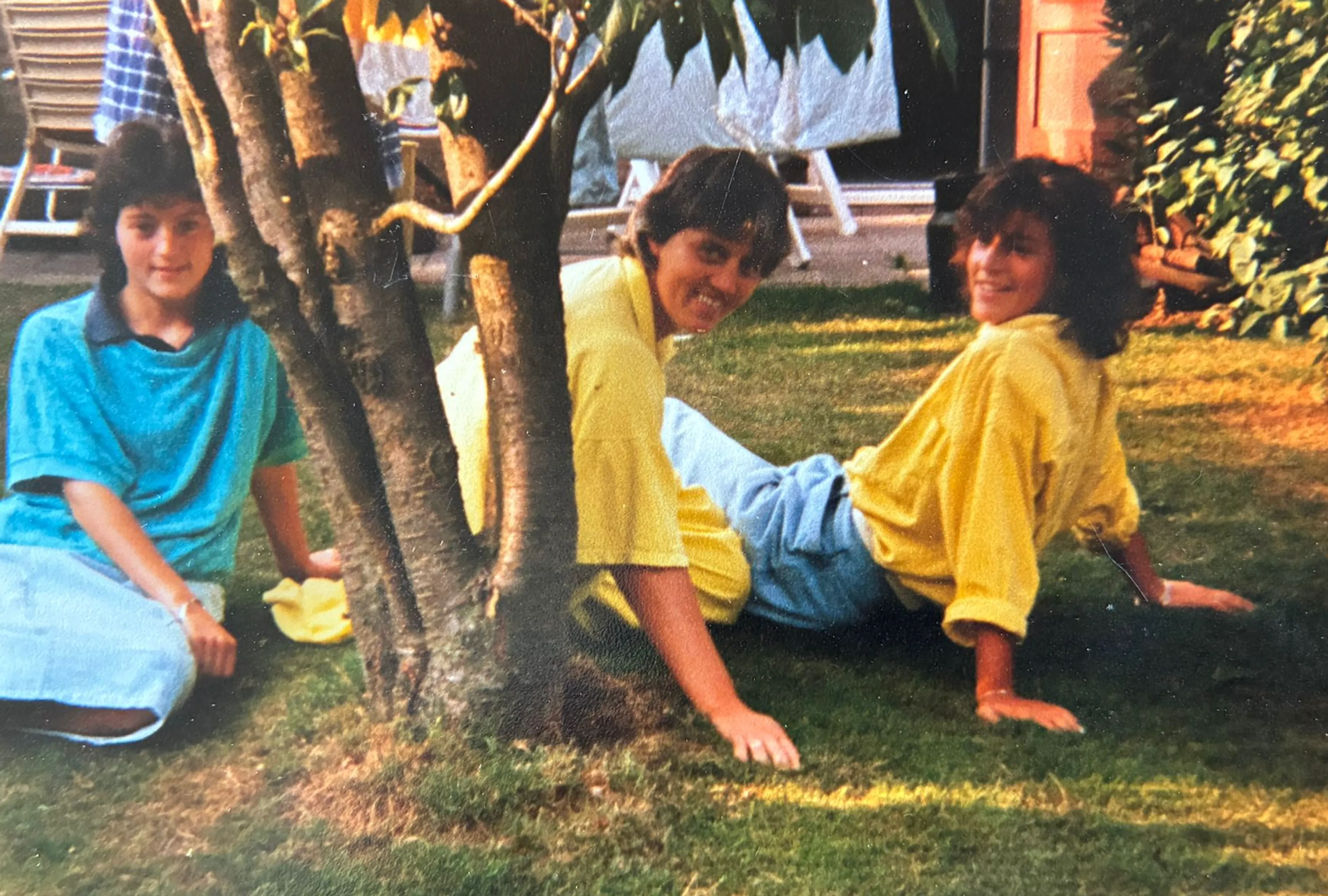 Elles (rechts) met haar moeder (midden) en zus (links)