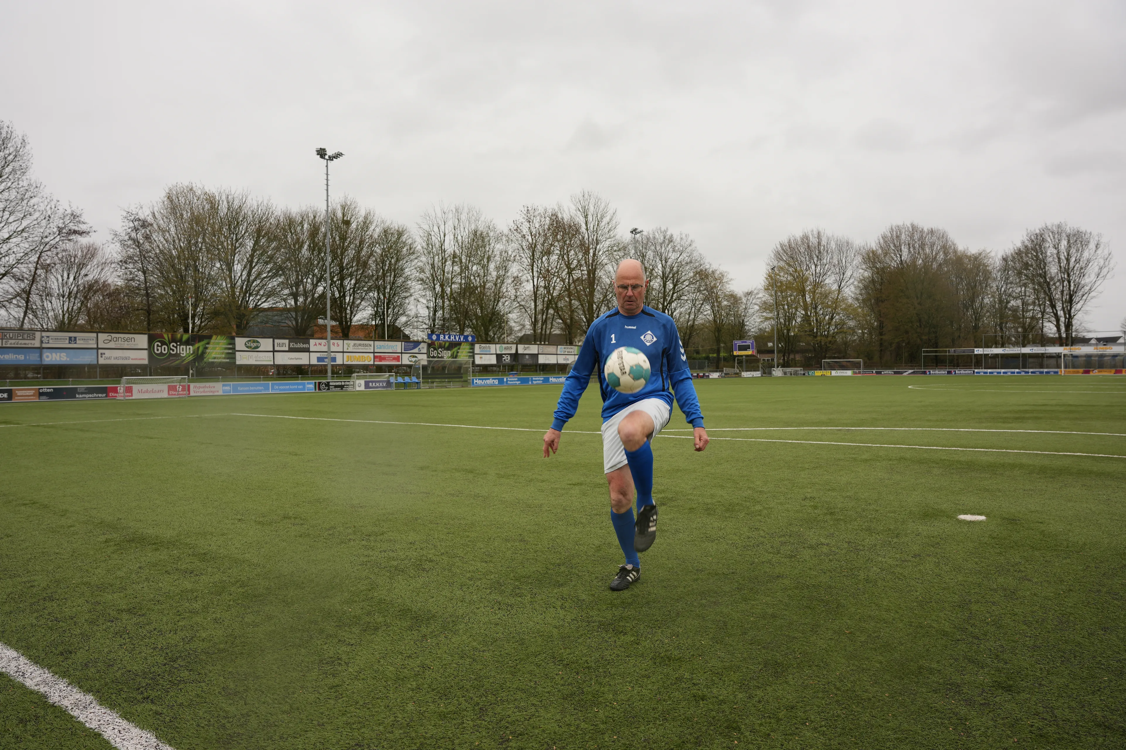 Dominee Jan Bos voetbalt ter ontspanning: 'Soms floept er na een slechte pass iets onwelgevalligs uit'