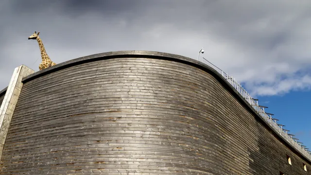 De door Johan Huibers op ware grootte nagebouwde ark van Noach is voor het laatst te bezoeken in Nederland: binnenkort vaart het houten schip af naar eindbestemming Tel Aviv in Israël.