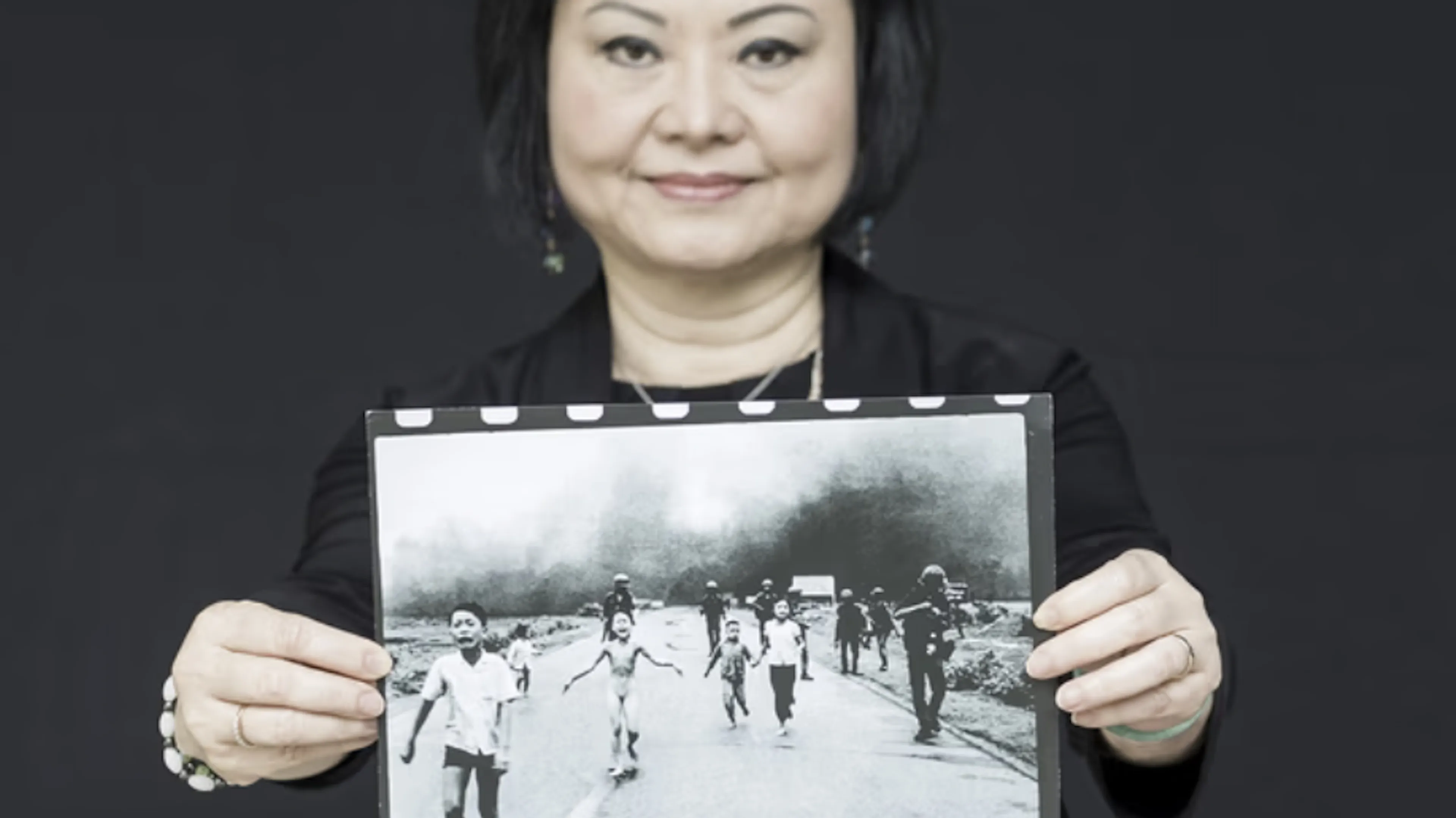 'Napalmmeisje' Kim Phuc vond na de Vietnamoorlog vrede door het geloof in Jezus. De foto waarop zij, als huilend meisje, te zien is na een napalmbombardement behoort tot de meest  iconische beelden uit deze oorlog. Wie de fotograaf is, is omstreden.