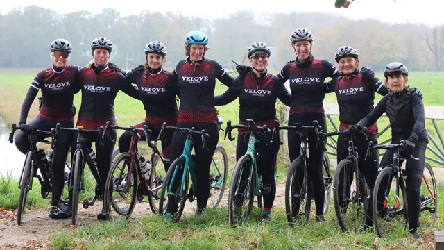 Koers van de kameraden, een nieuwe tiendelige serie over wielerclubjes, start vrijdag 4 april op NPO 1 om 22.20 uur.