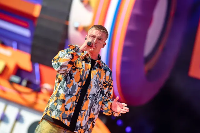 Mart Hoogkamer zingt In de naam van Jezus.