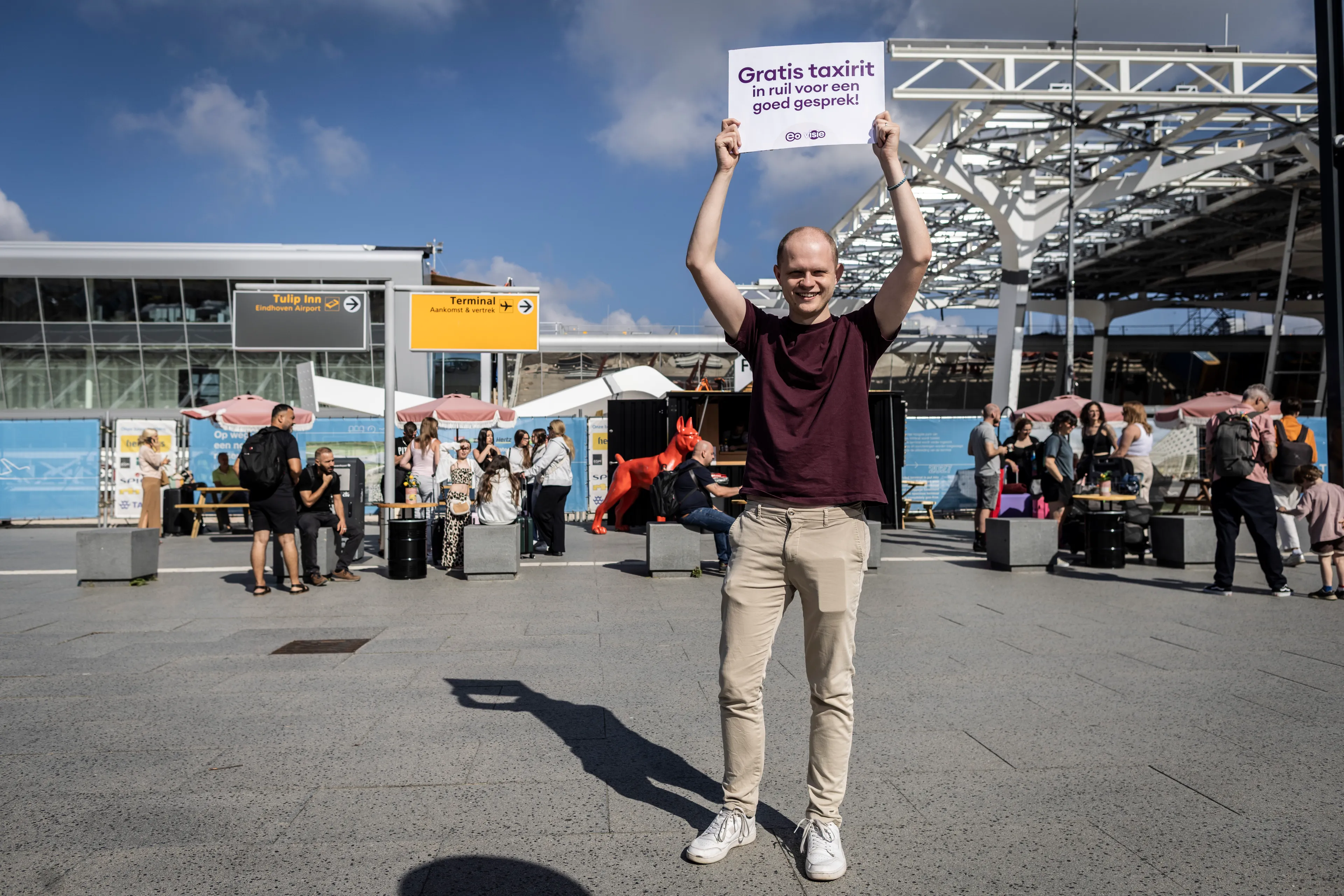 Sven Verveld op het vliegveld, praatje maken, taxi