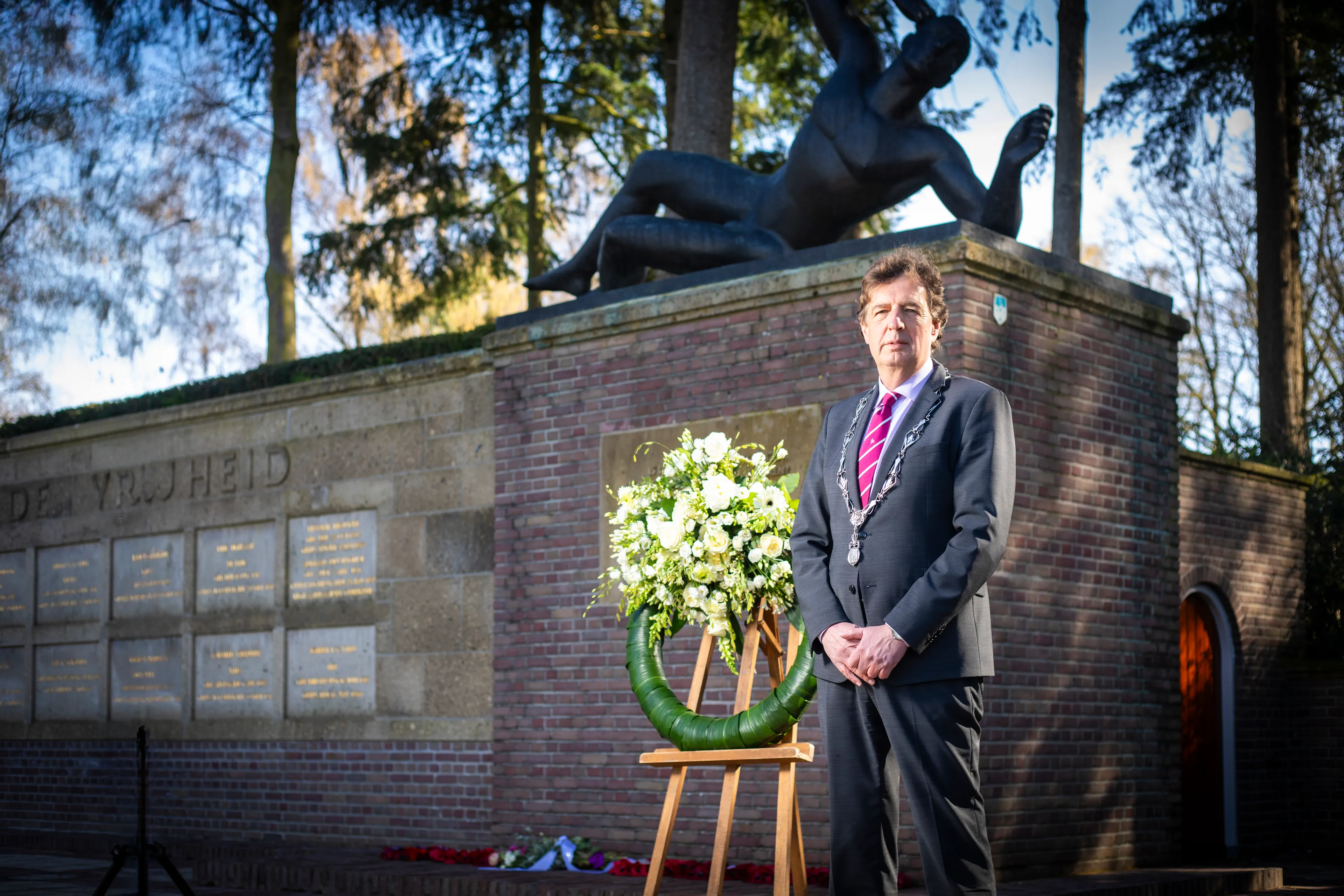 René Verhulst, burgemeester Ede, legt jaarlijks een krans