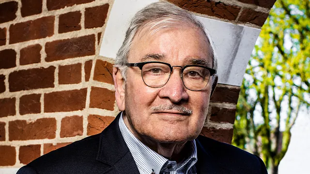 "Ik heb – letterlijk – de trein naar Auschwitz gemist", zegt Zoni Weisz, voormalig bloemenhandelaar en Holocaust-overlevende uit de Nederlandse Sintigemeenschap. Hij schreef zijn levensverhaal op in het boek 'Zoni – De vergeten Holocaust'.