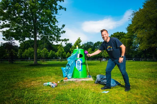 Visie-redacteur Pieter-Jan interviewt niet zomaar een prullenbak: dit is een Velin-afvalbak in de kleur 'Nederland Schoon-groen' aan het strand van Zeumeren.