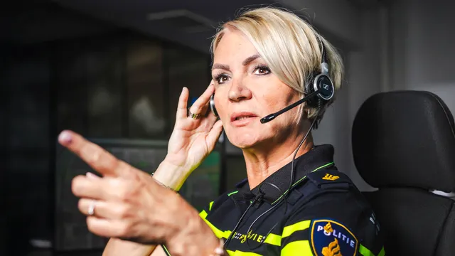 Janny werkt op de meldkamer van de politie.