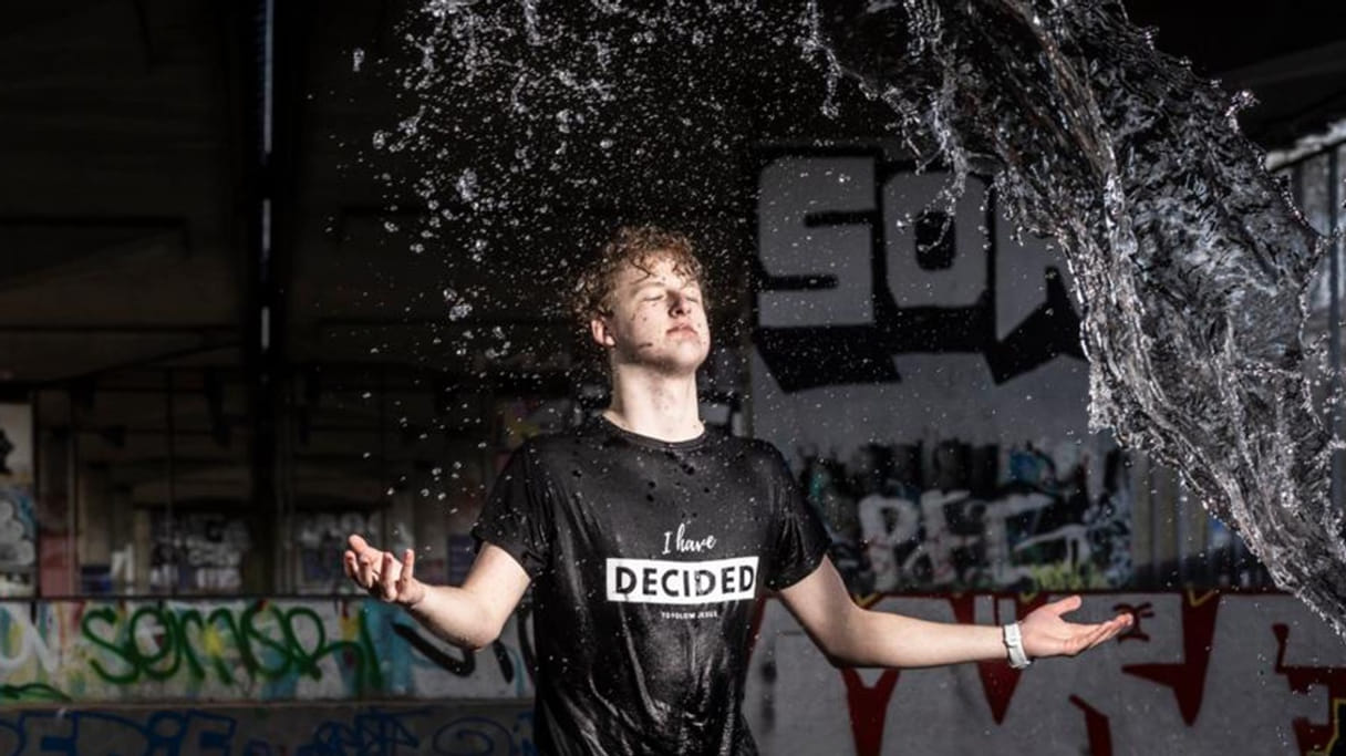 Daan (17) liet zich dopen: ‘Ik voelde dat God zijn hand naar me uitstak’