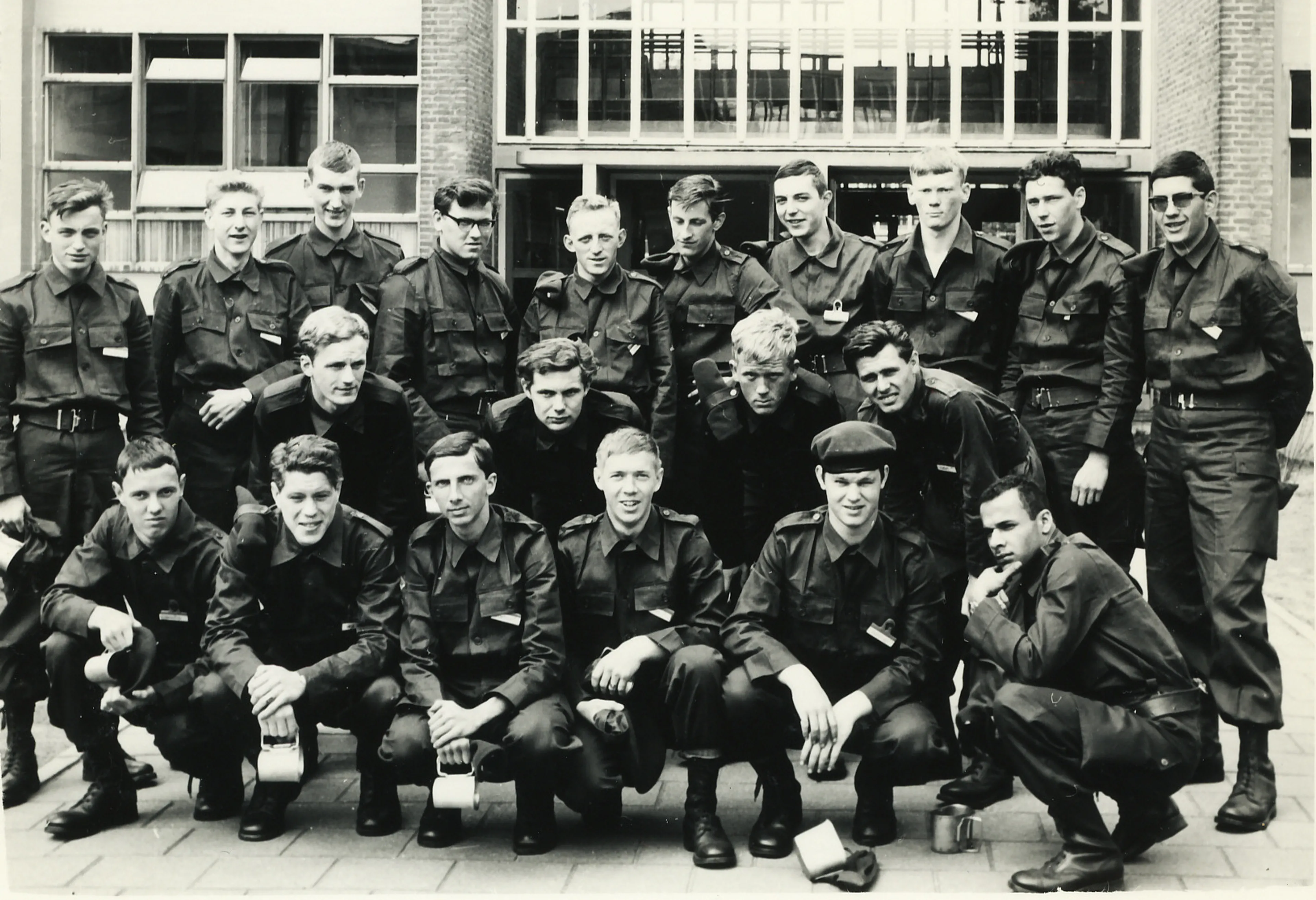 Zes verhalen uit de goeie ouwe diensttijd: 'Ik vloog met een geleende landrover over de kop'