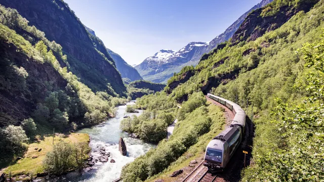 In Bergen stappen we over op de Fløibanen, een kabelspoorlijn.