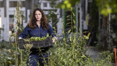 Joëlle maakt bloembommen: 'Mijn doel is om steden groener te maken'