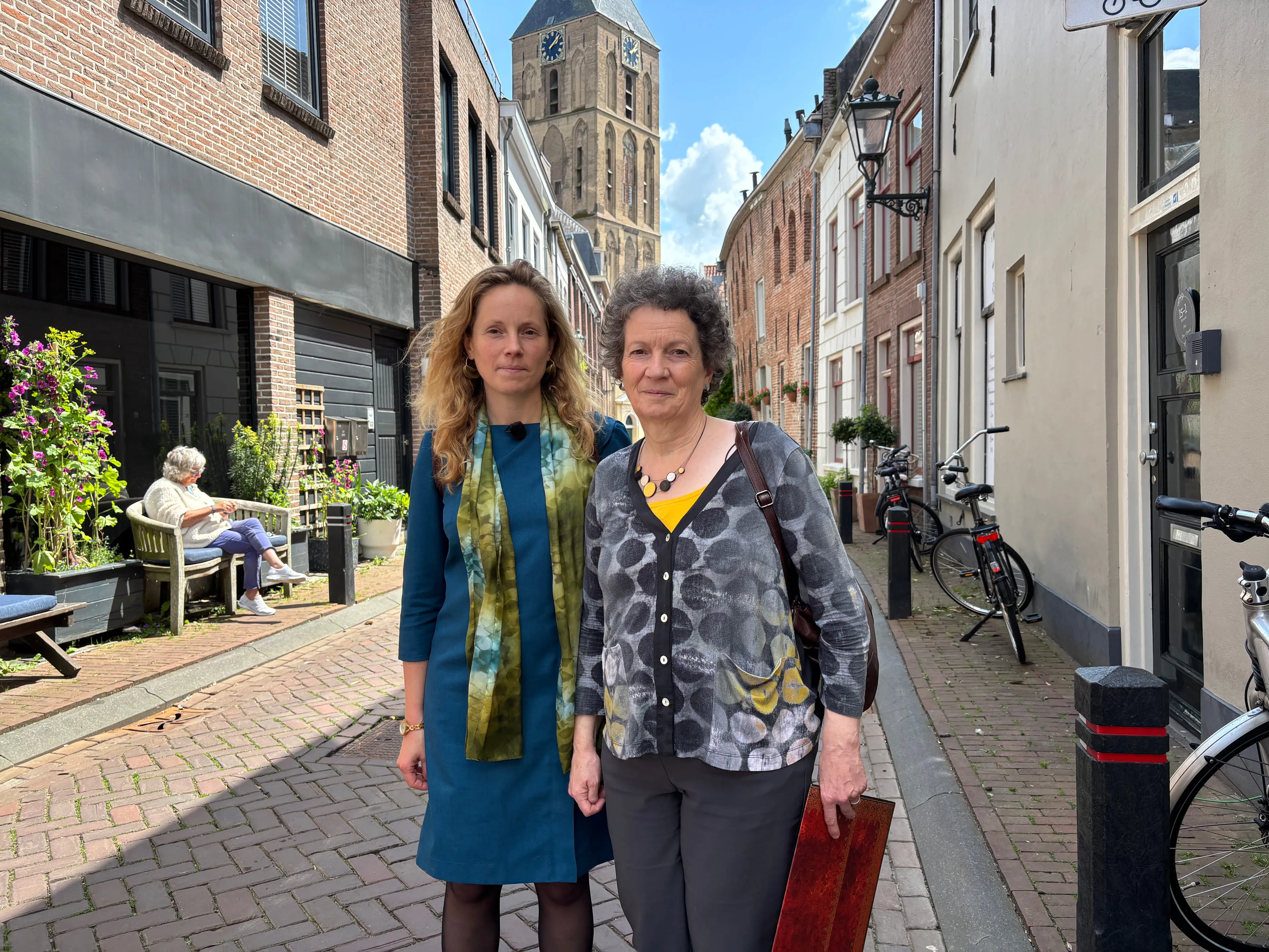 Met de dominee. Moeder en dochter Karin (l) en Elske (r)