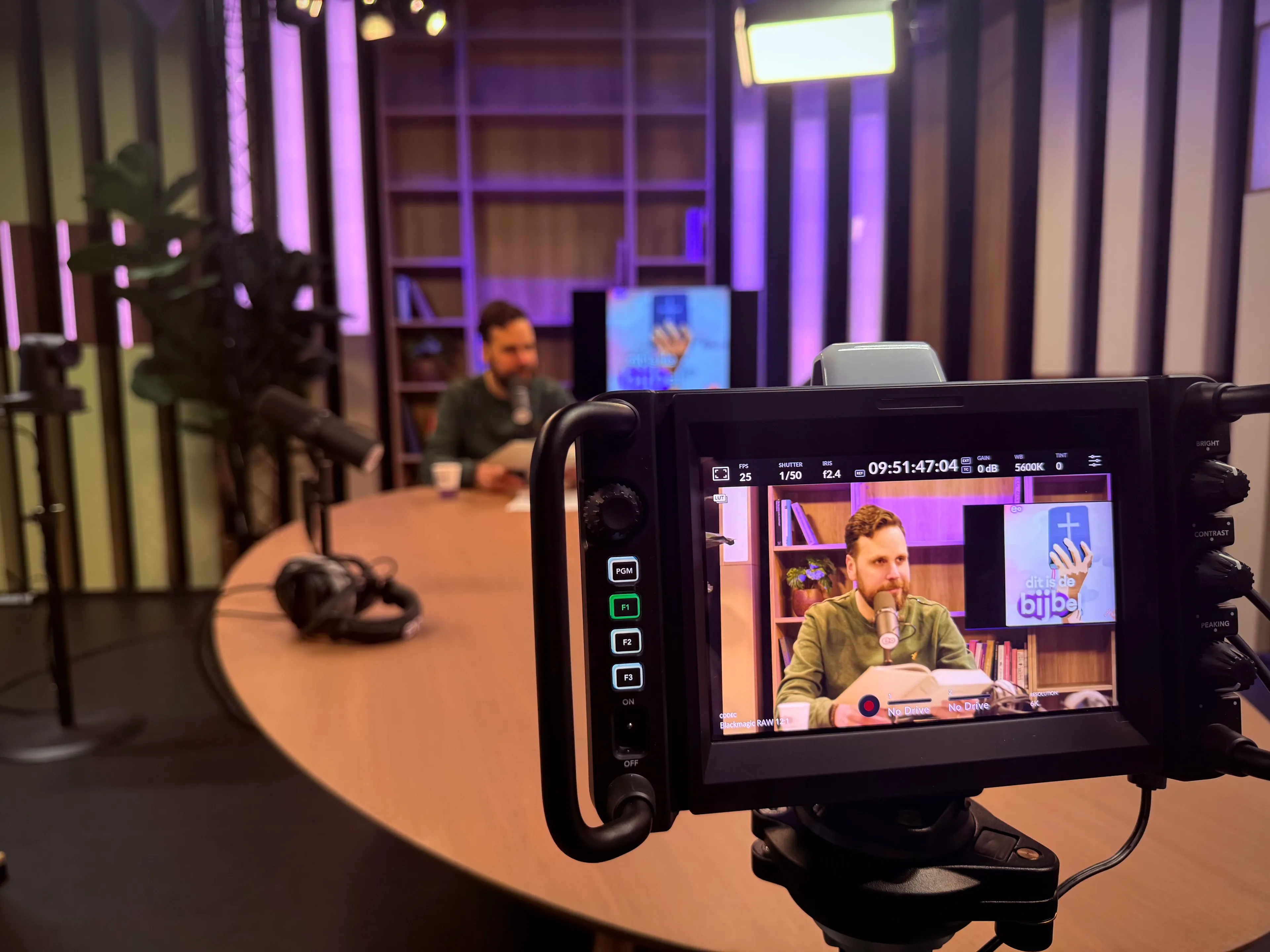 EO-podcast ‘Dit is de Bijbel’ bestaat vijf jaar: ‘Je raakt nooit en te nimmer uitgesproken over de Bijbel’