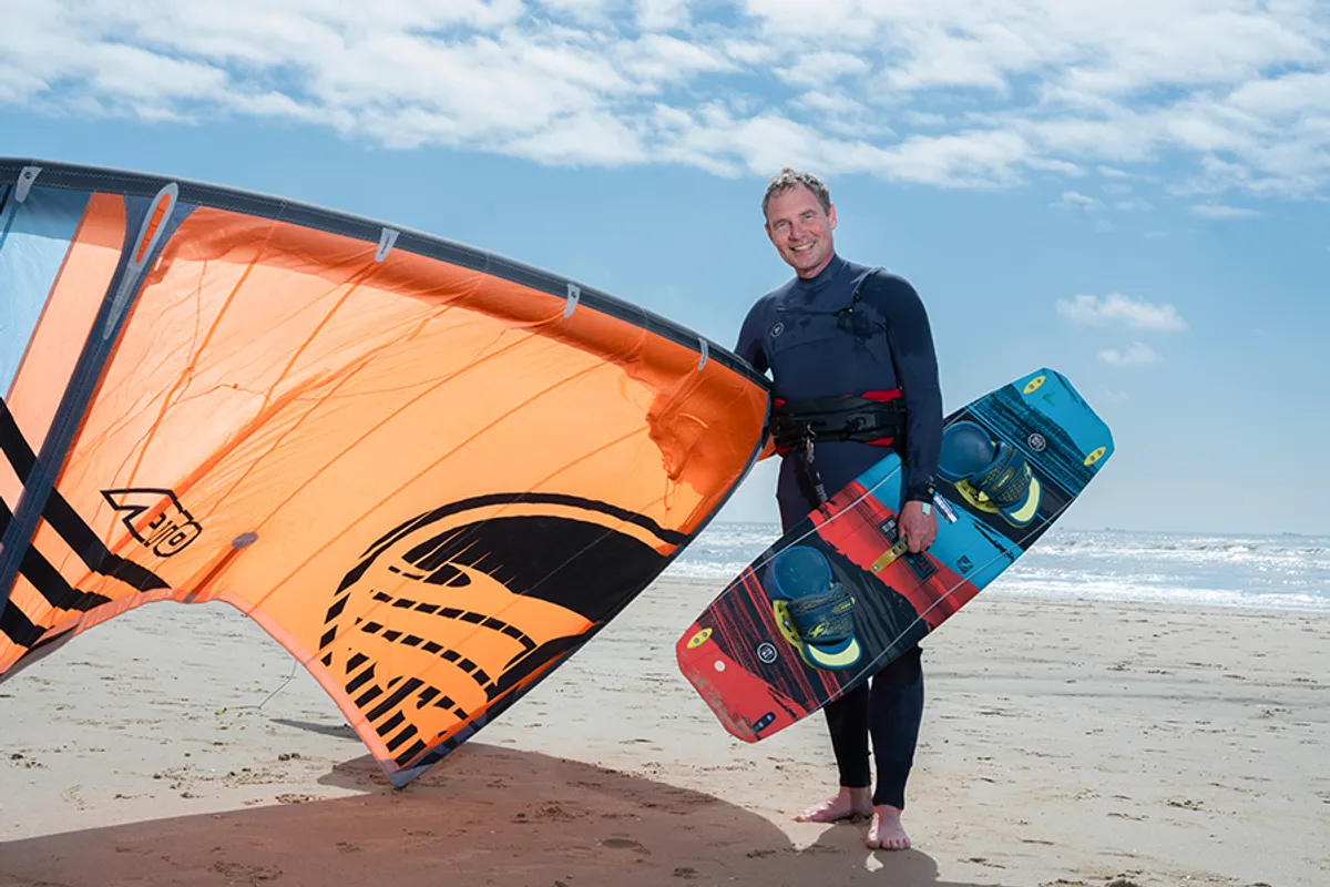 Ds. Pieter Kleingeld kitesurft in zijn vrije tijd: 'Ik ben tevreden met een sprong van zes meter'