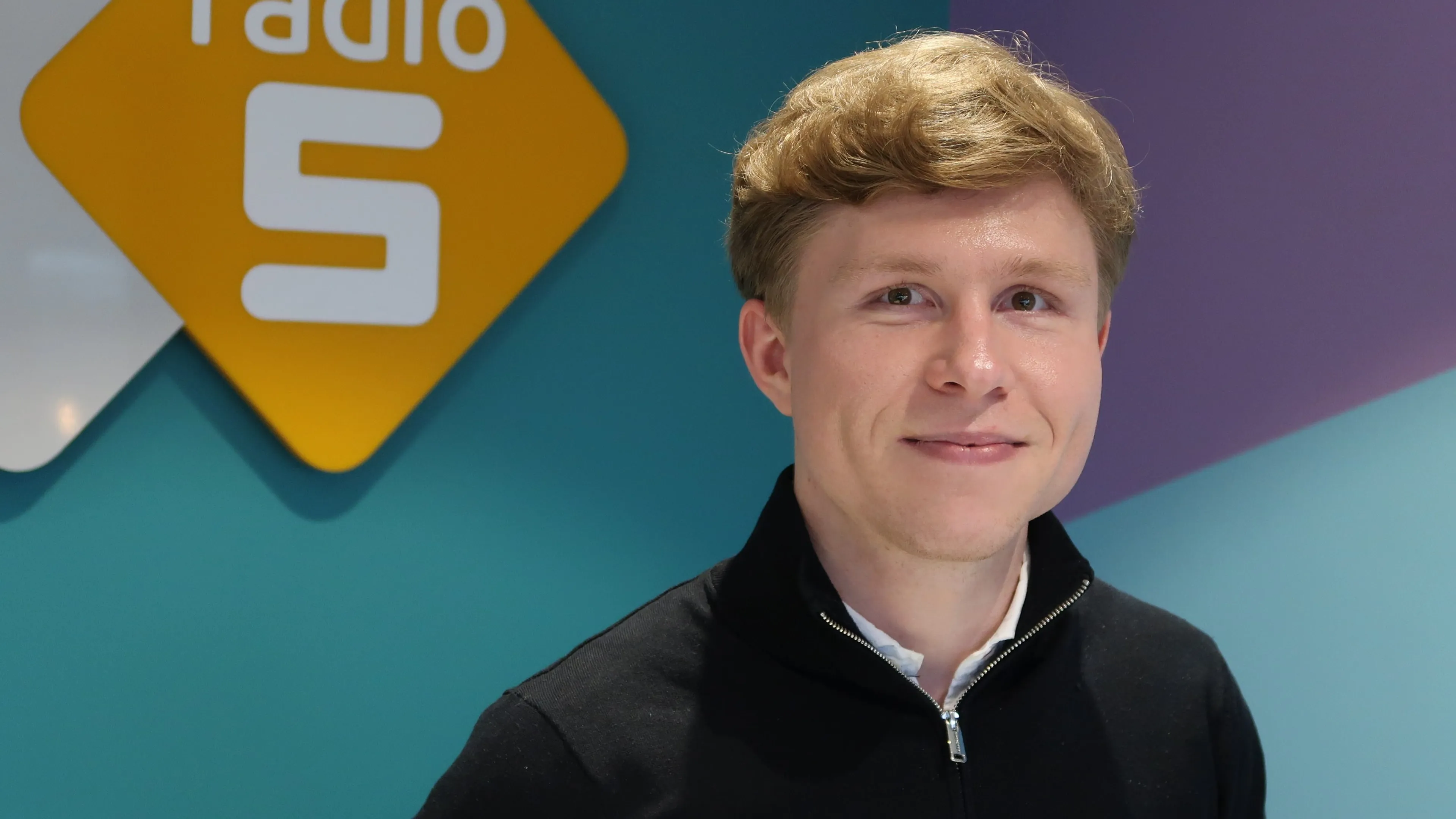 Youri is de jongste presentator van 'De muzikale fruitmand' ooit