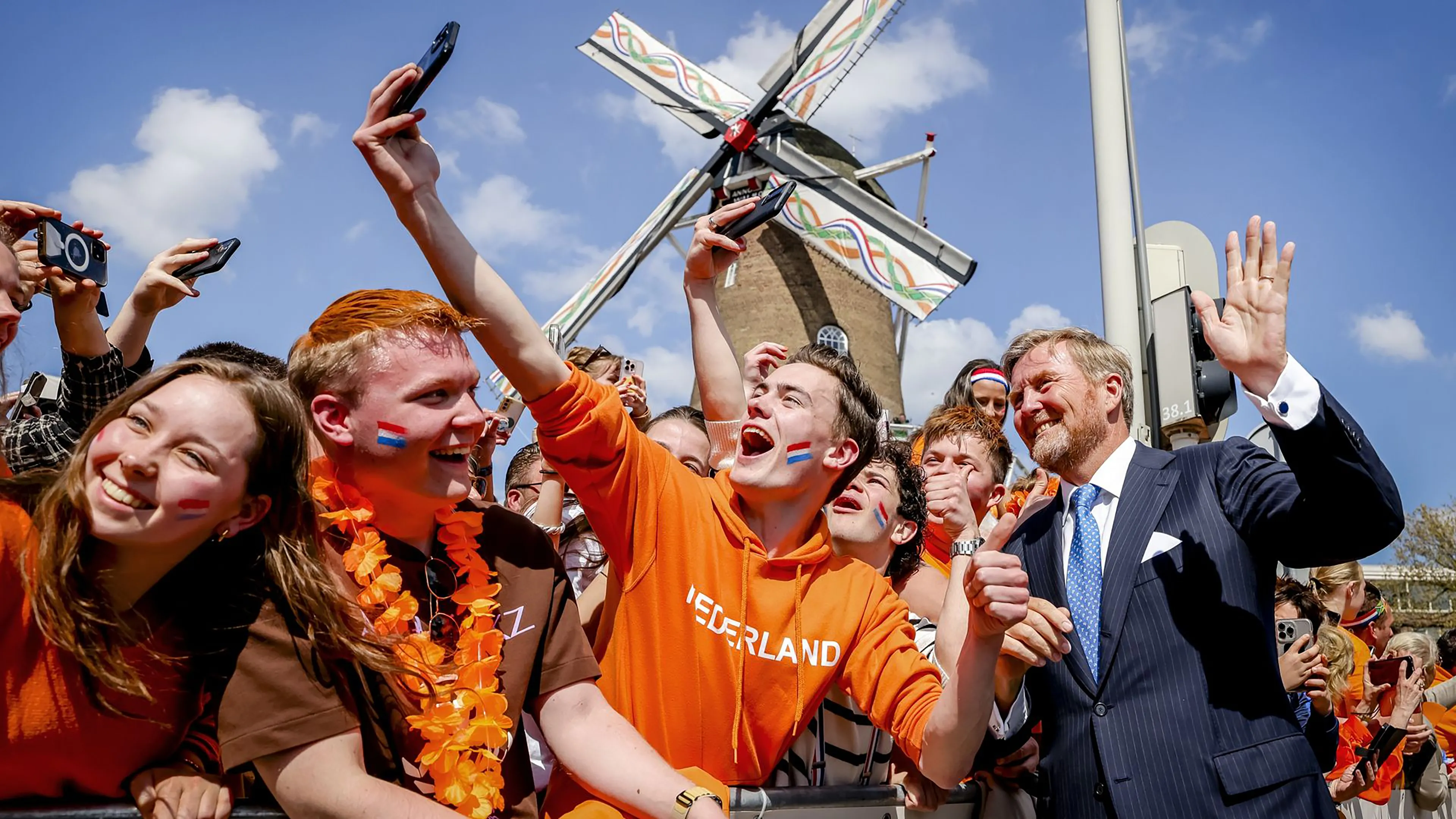 De Koning met bezoekers op Koningsdag