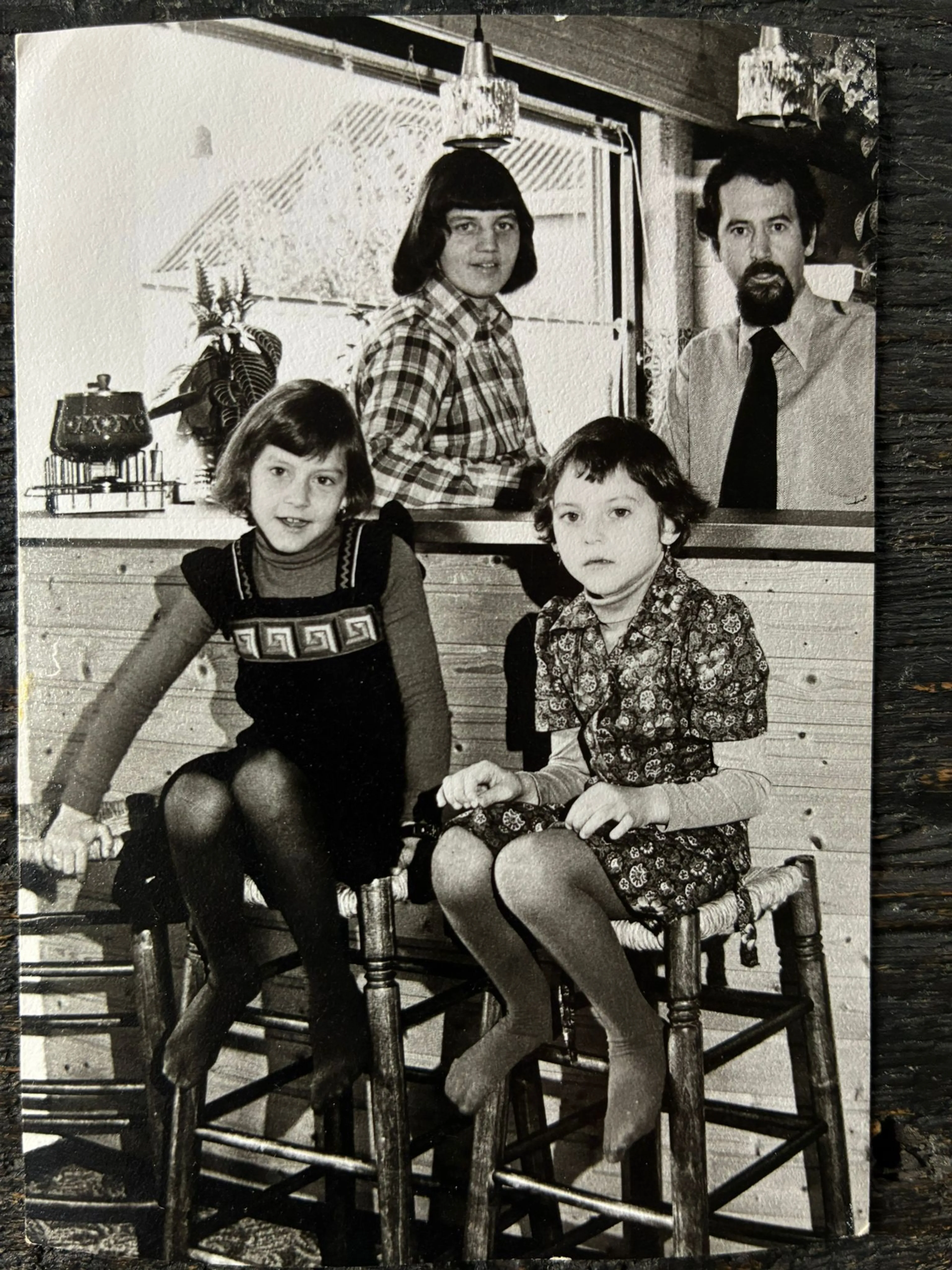 Elles (linksvoor) met haar zus, vader en moeder