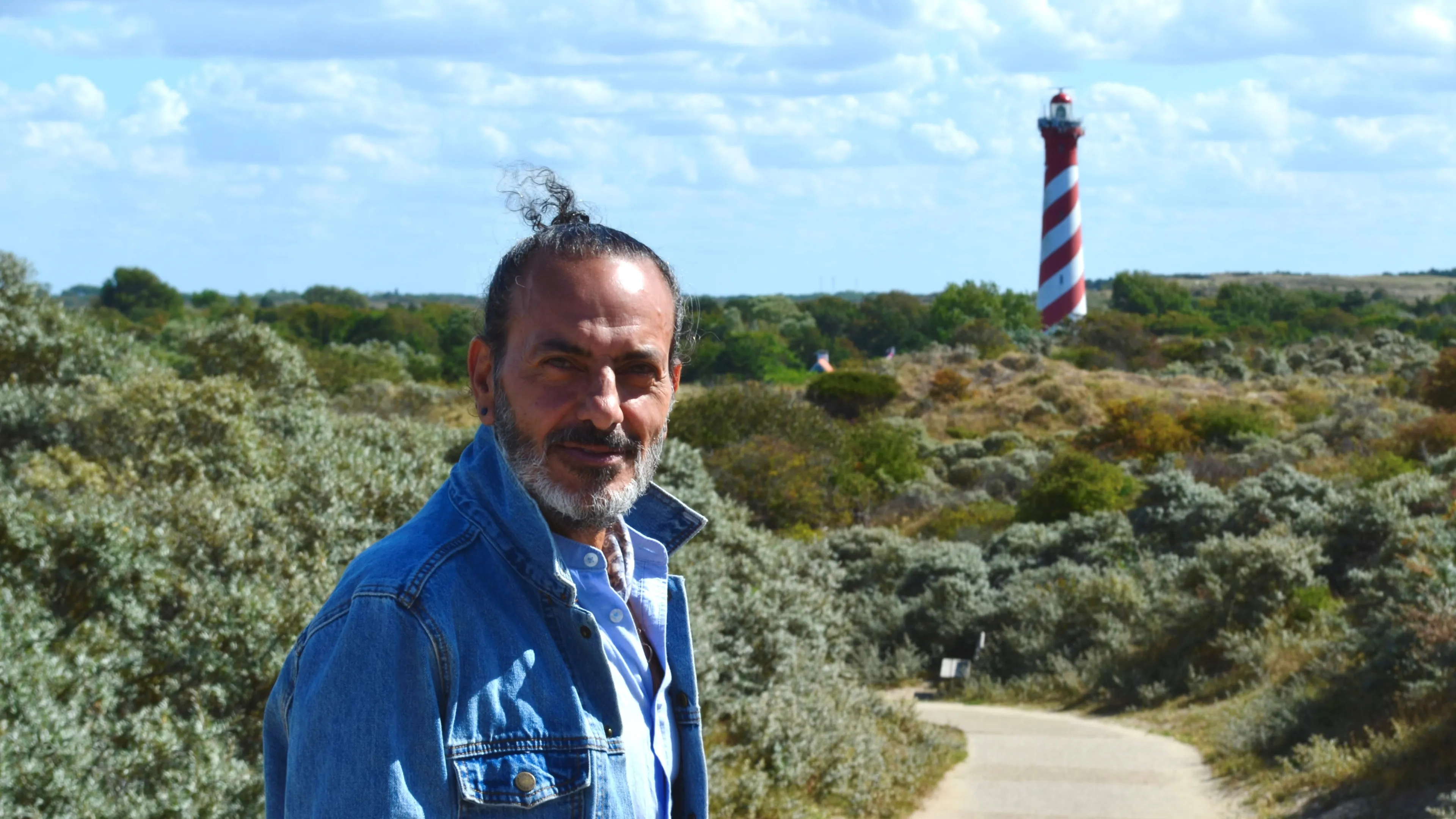 In deze eerste aflevering bezoekt hij de witte vuurtoren in Egmond aan Zee