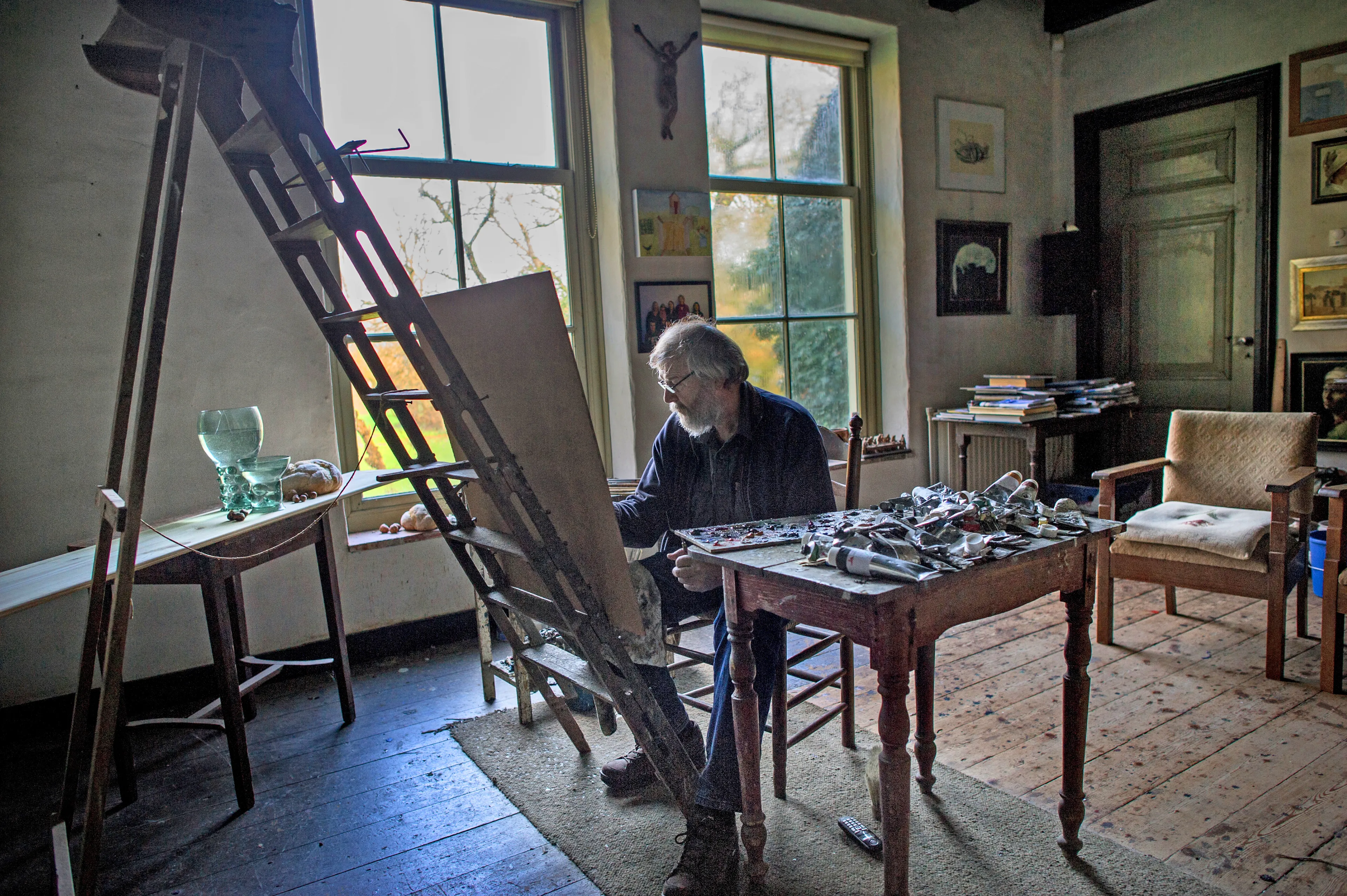 Schilder Henk Helmantel in zijn atelier