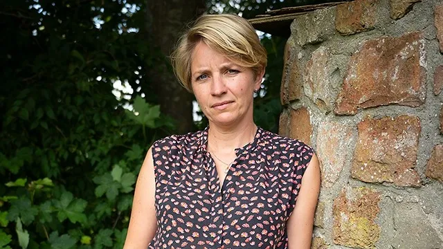 In de vierdelige podcast 'Fout Bloed' neemt podcastmaker Marijke Meems je mee in een zoektocht naar het oorlogsverleden van haar oma Tekkelina.