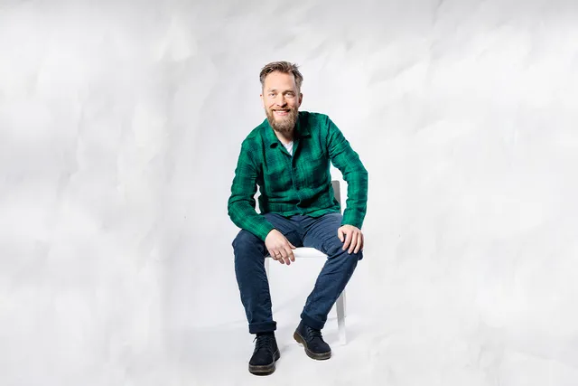 Visie-redacteur Pieter-Jan in tweedehands kleding.