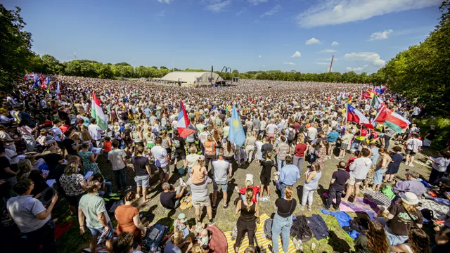 Duizenden mensen bij de sing-in op de Pinksterconferentie van Opwekking.