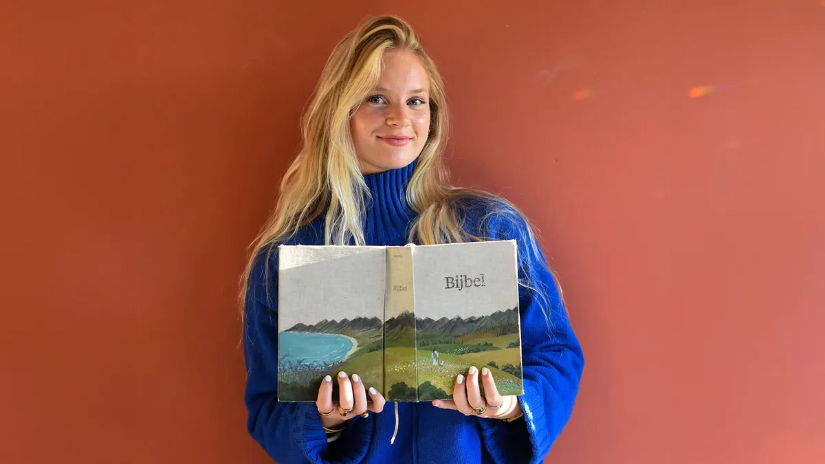 Debora (21) verkoopt beschilderde Bijbels: ‘Tijdens het schilderen kom ik tot rust bij God’