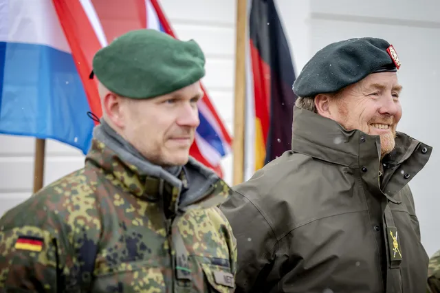 Koning Willem-Alexander bezoekt een NAVO-oefening.