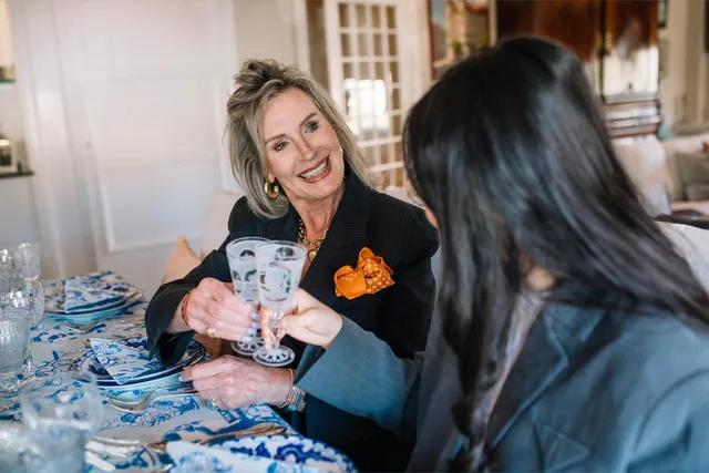 Voor het themanummer '80 jaar vrijheid', heeft Lynn een cursus in etiquette gevolgd.