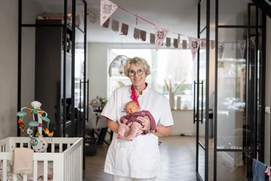 'Mensen verklaren me soms voor gek' – waarom Albertha (68) na haar pensioen terugkeerde naar de kraamzorg