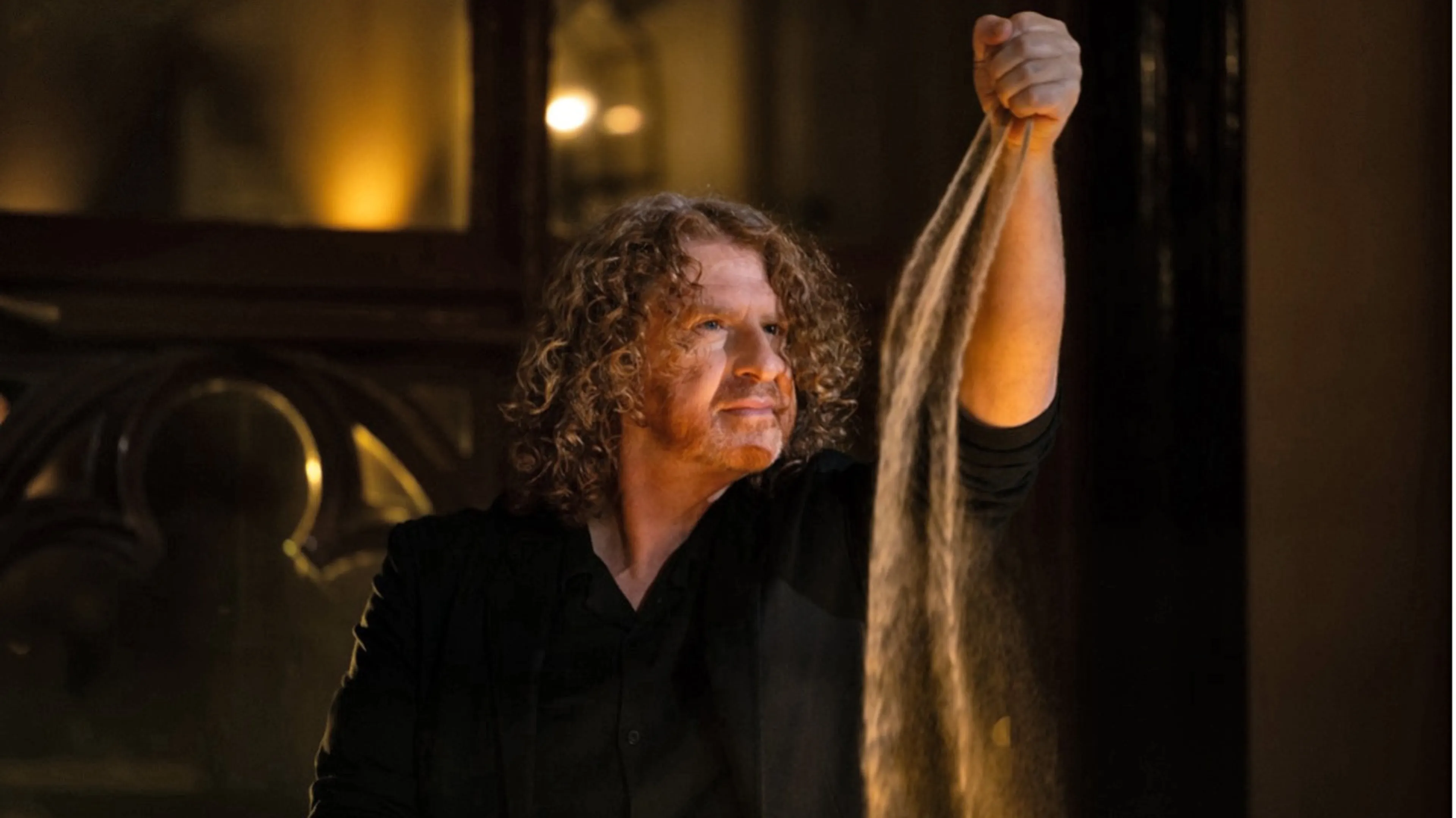 Zandkunstenaar Gert van der Vijver brengt het kerstverhaal met zandtekeningen tot leven.