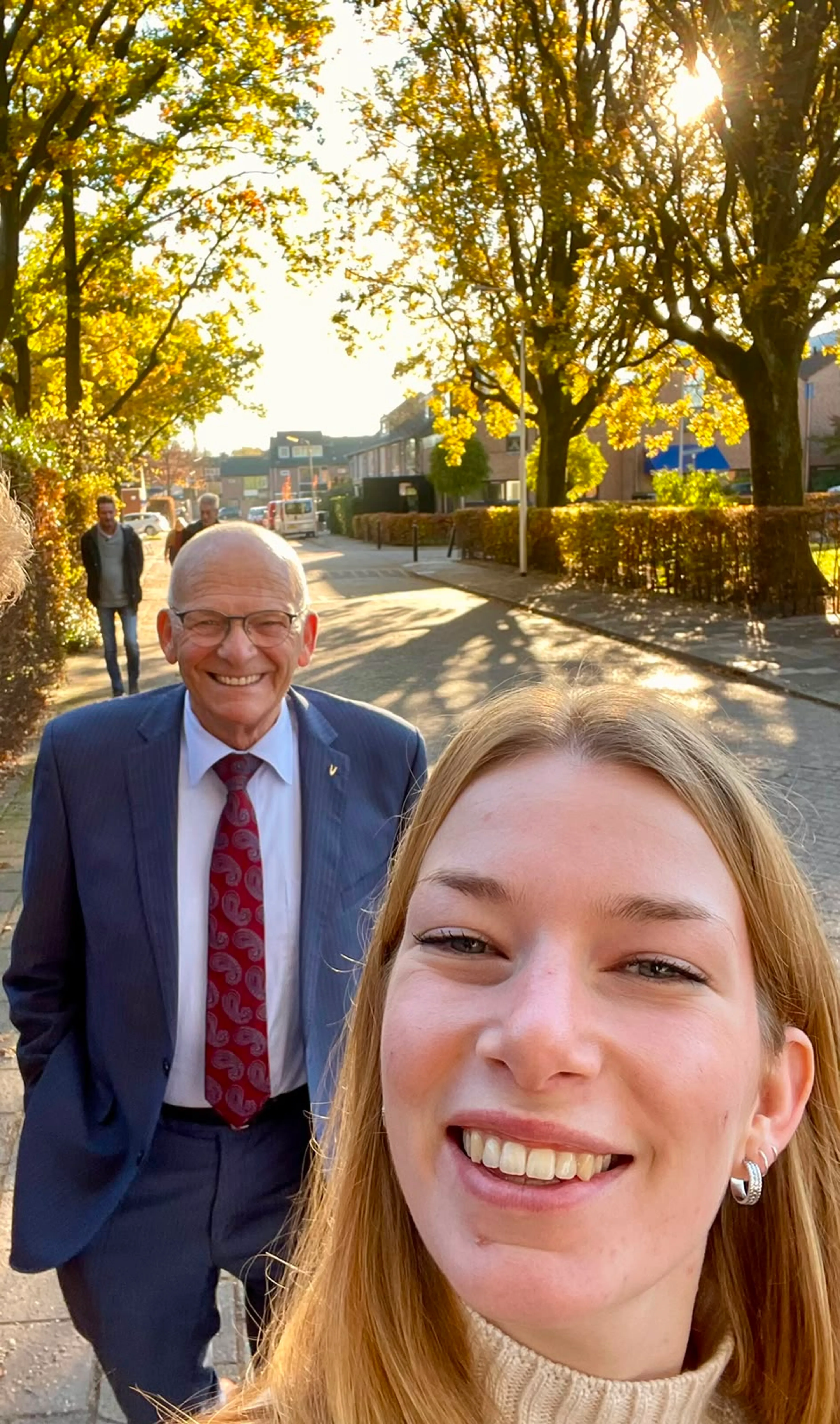 Loïs aan de wandel met haar opa Hans