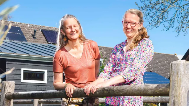 Maria en Hellen wonen samen op één erf.
