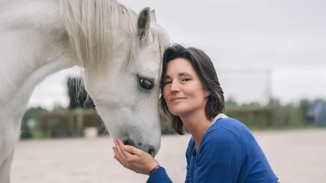 Anneke is paardencoach: 'Flo dwingt me eerlijk naar mezelf te kijken'.