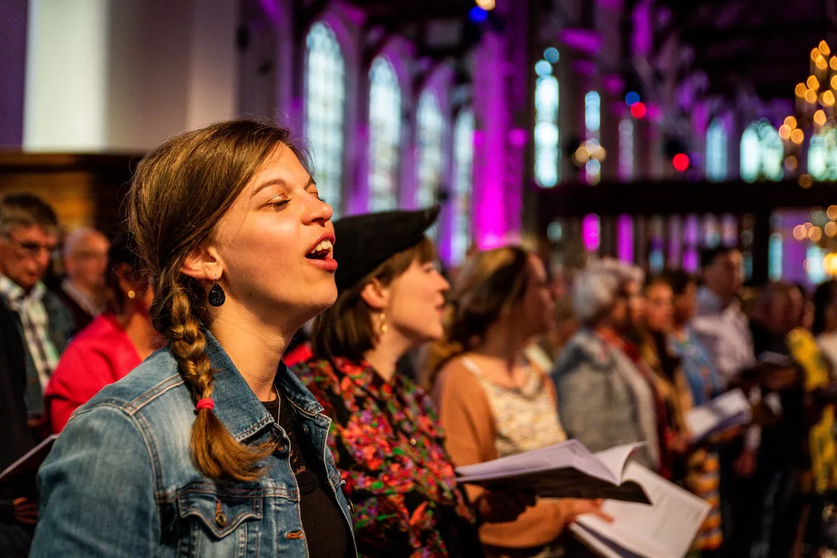 Zingen in de kerk: onder welke voorwaarden mag het weer? - EO