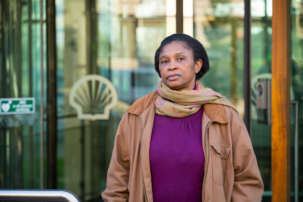 Eén vrouw tegen multinational Shell: het verhaal van Esther Kiobel