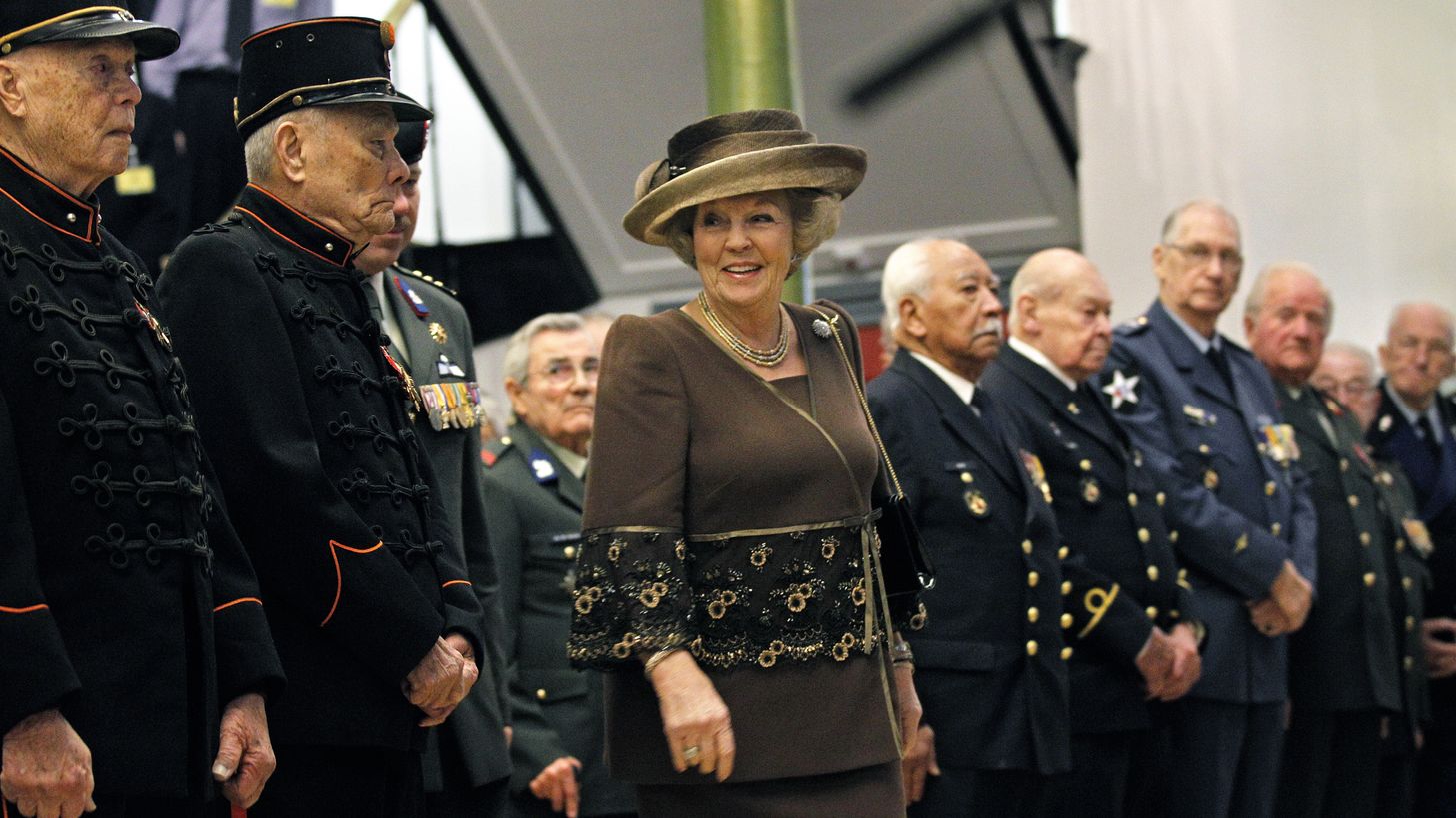 Beatrix naar viering 160 jaar militair tehuis Bronbeek