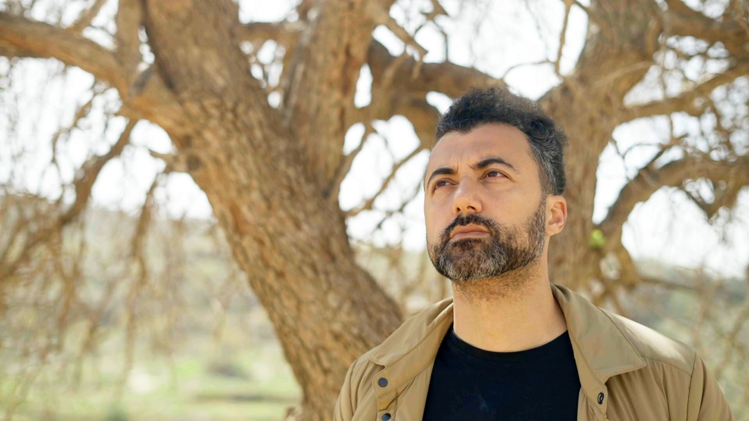 Özcan Akyol houdt ons spiegel voor in nieuw seizoen 'De neven van Eus'