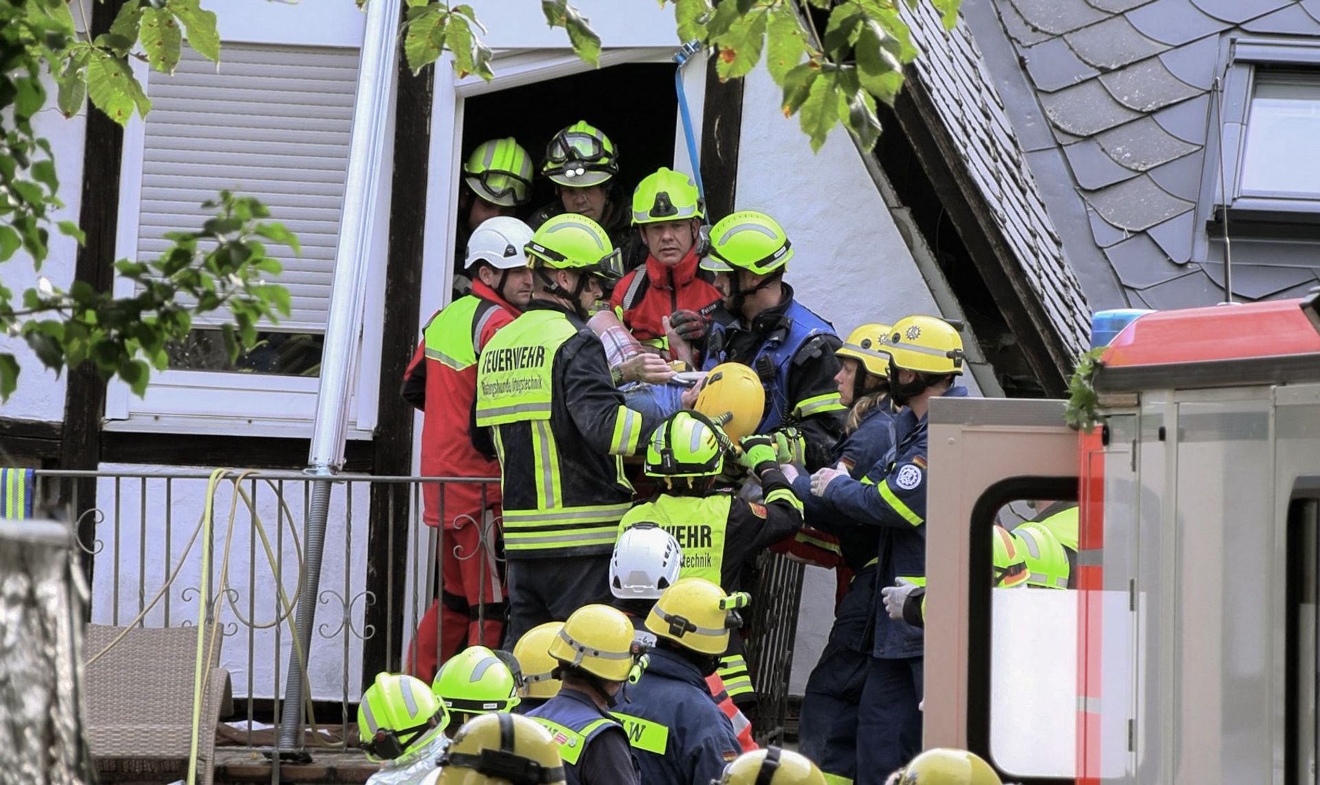 Hulpverleners bij ingestort hotel, Reichsschenke Zum Ritter Götz