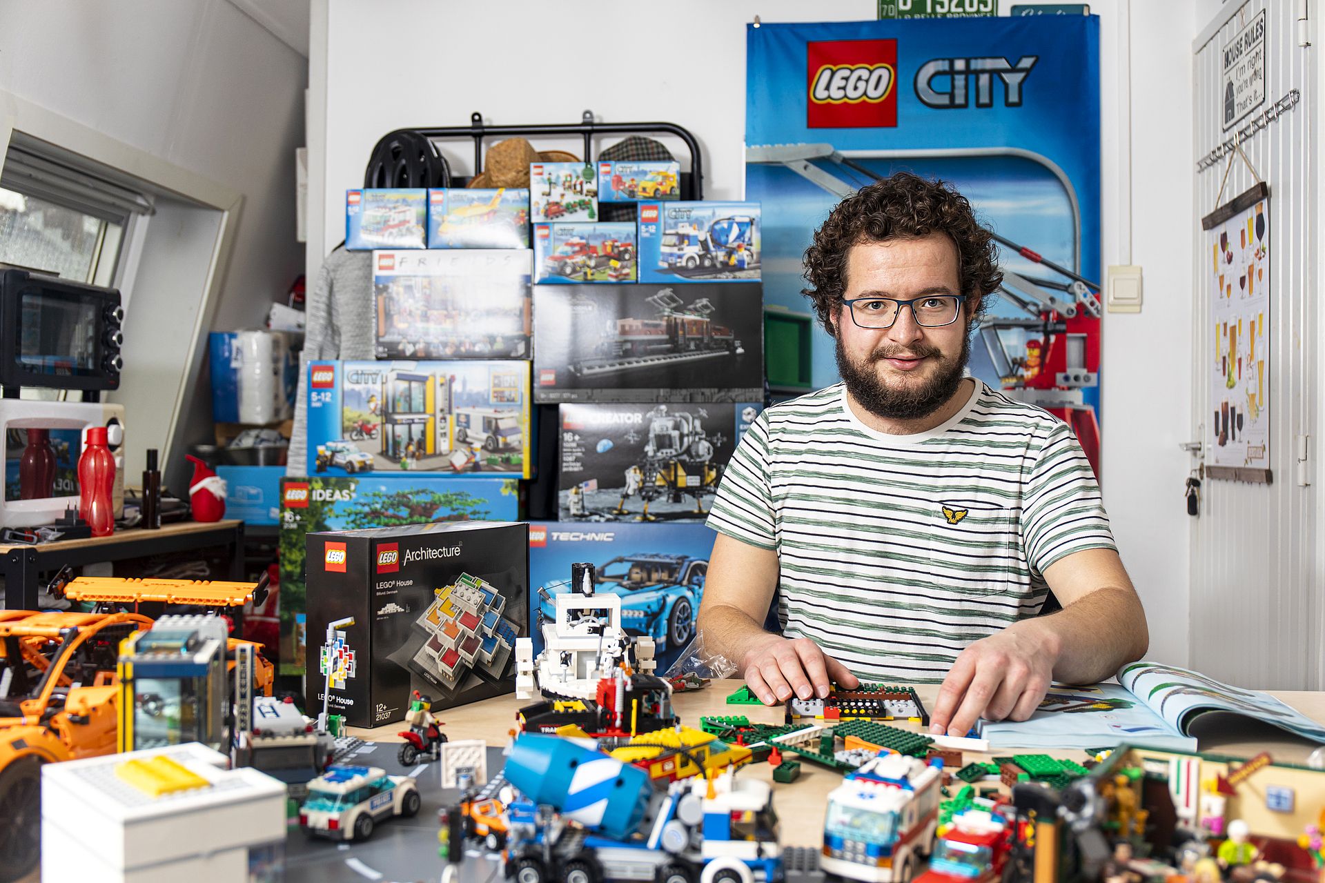 Sander van Deventer met een deel van zijn LEGO-verzameling die alleen maar groter zal worden.