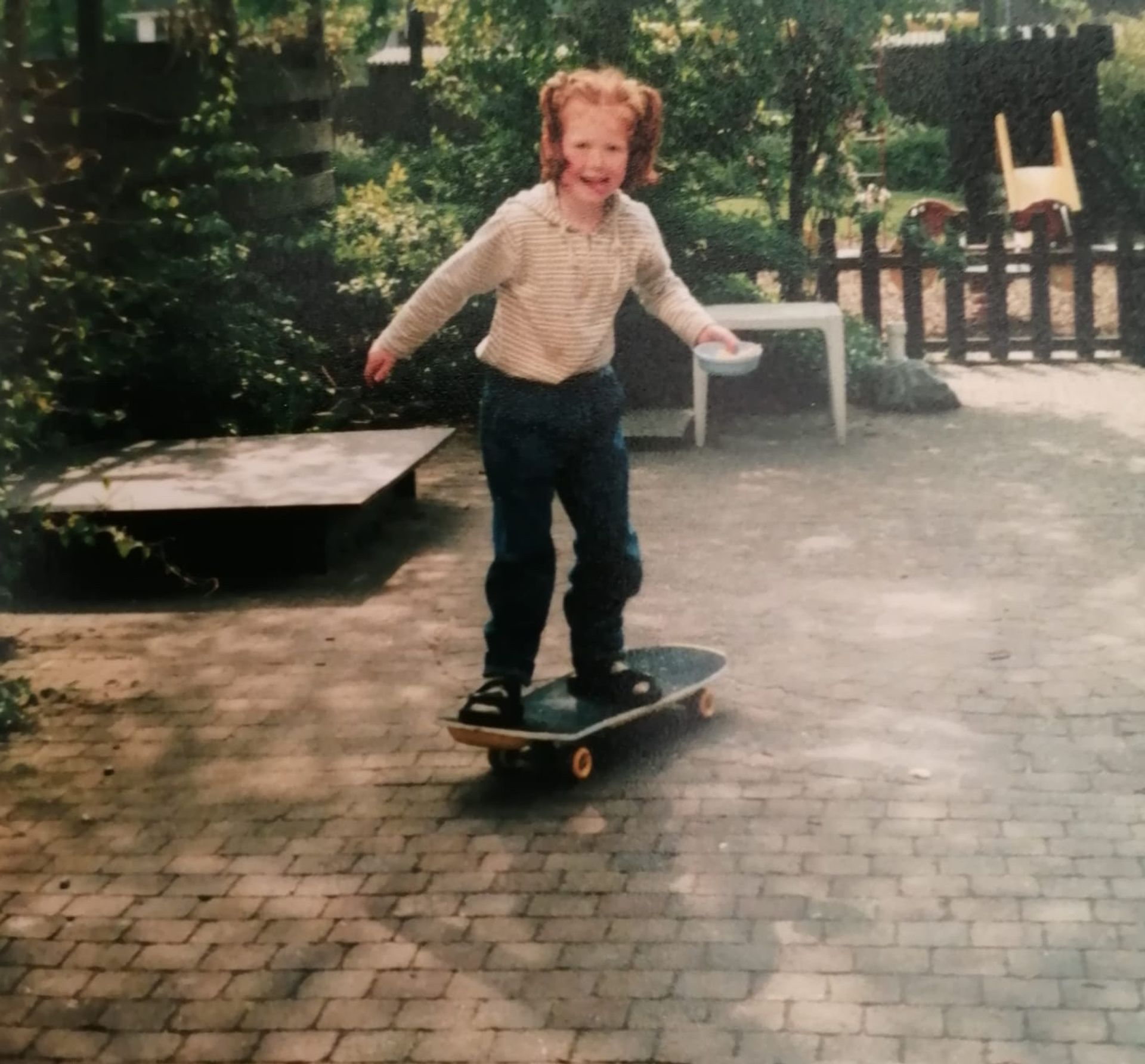 Wilke Stuij als kind op skateboard