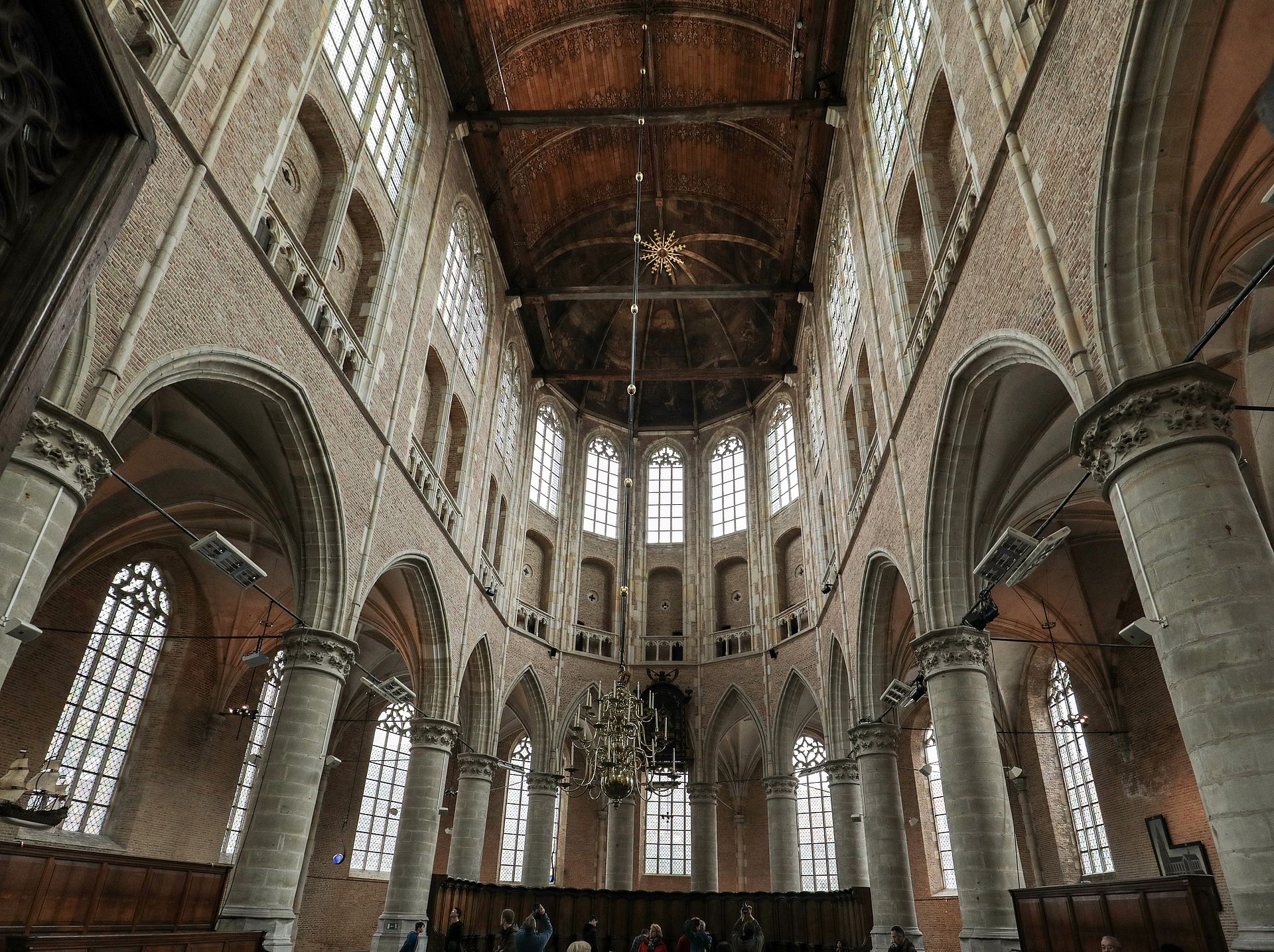 De binnenkant van de Grote Kerk Alkmaar. Op het houten gewelf schilderde Jacob Cornelisz van