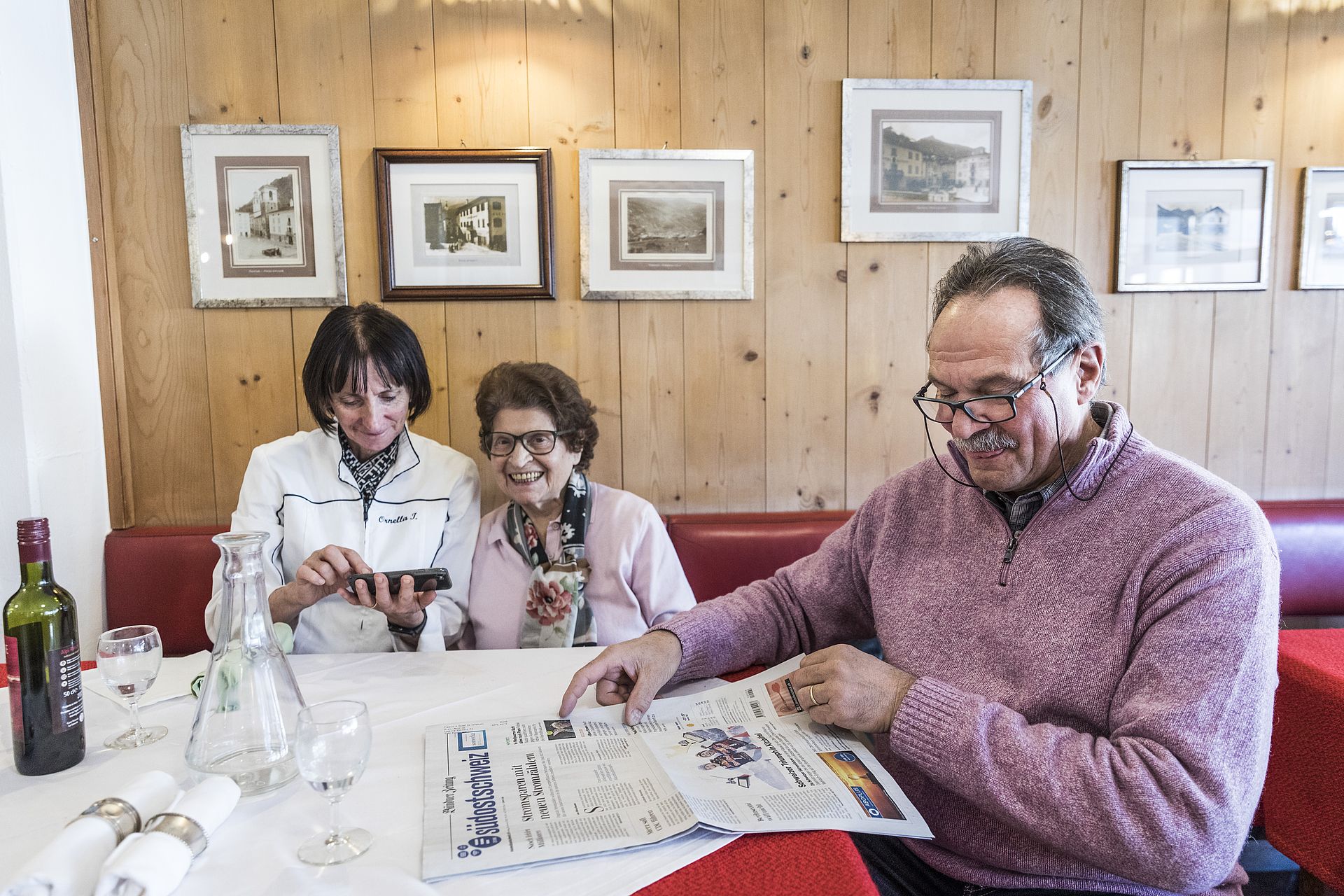 Fausto leest de krant in 'Motrice'. Links zijn echtgenote Ornella