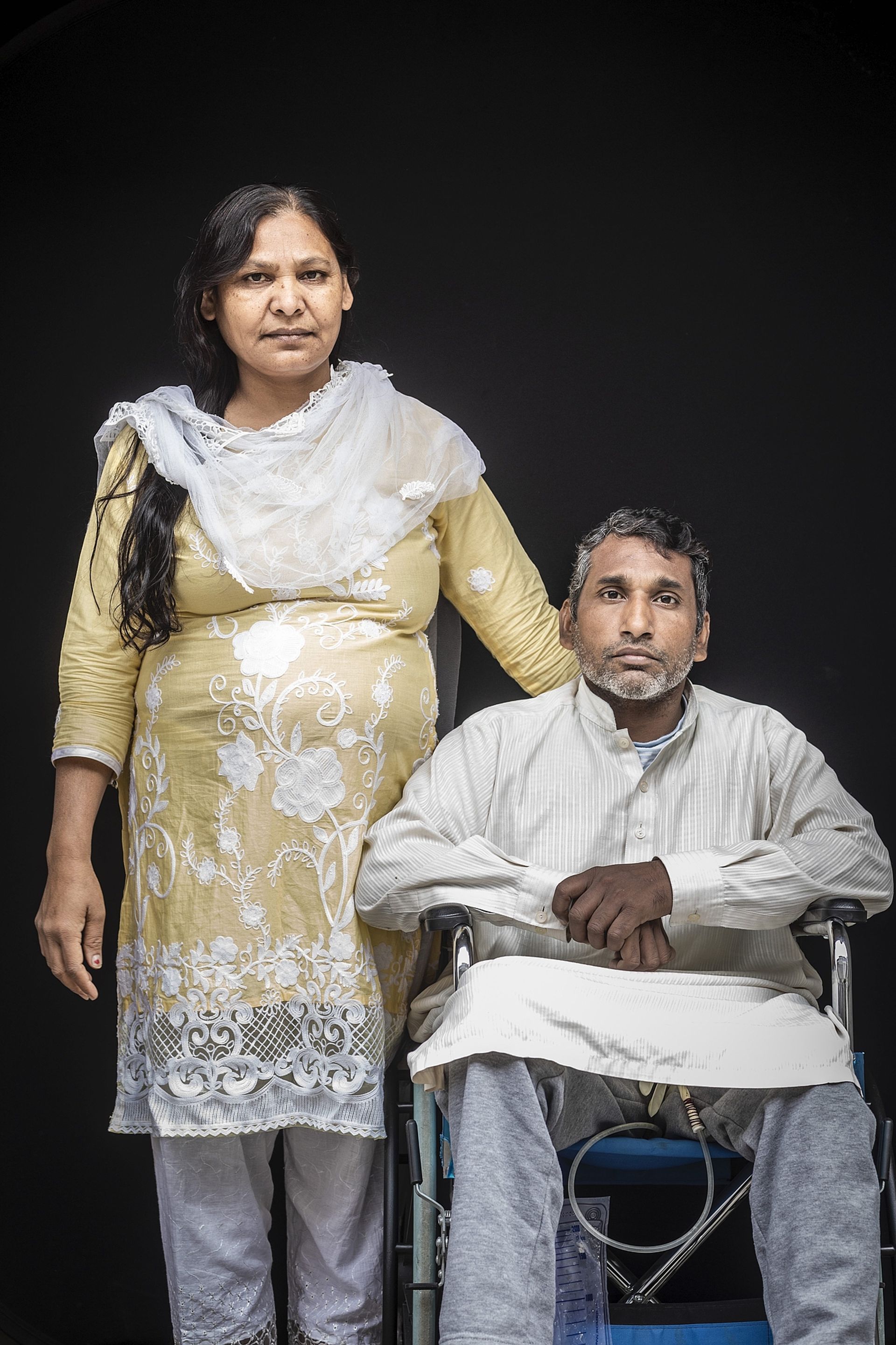 Shagufta (l) en Shafqat, die sinds 2004 in een rolstoel zit.