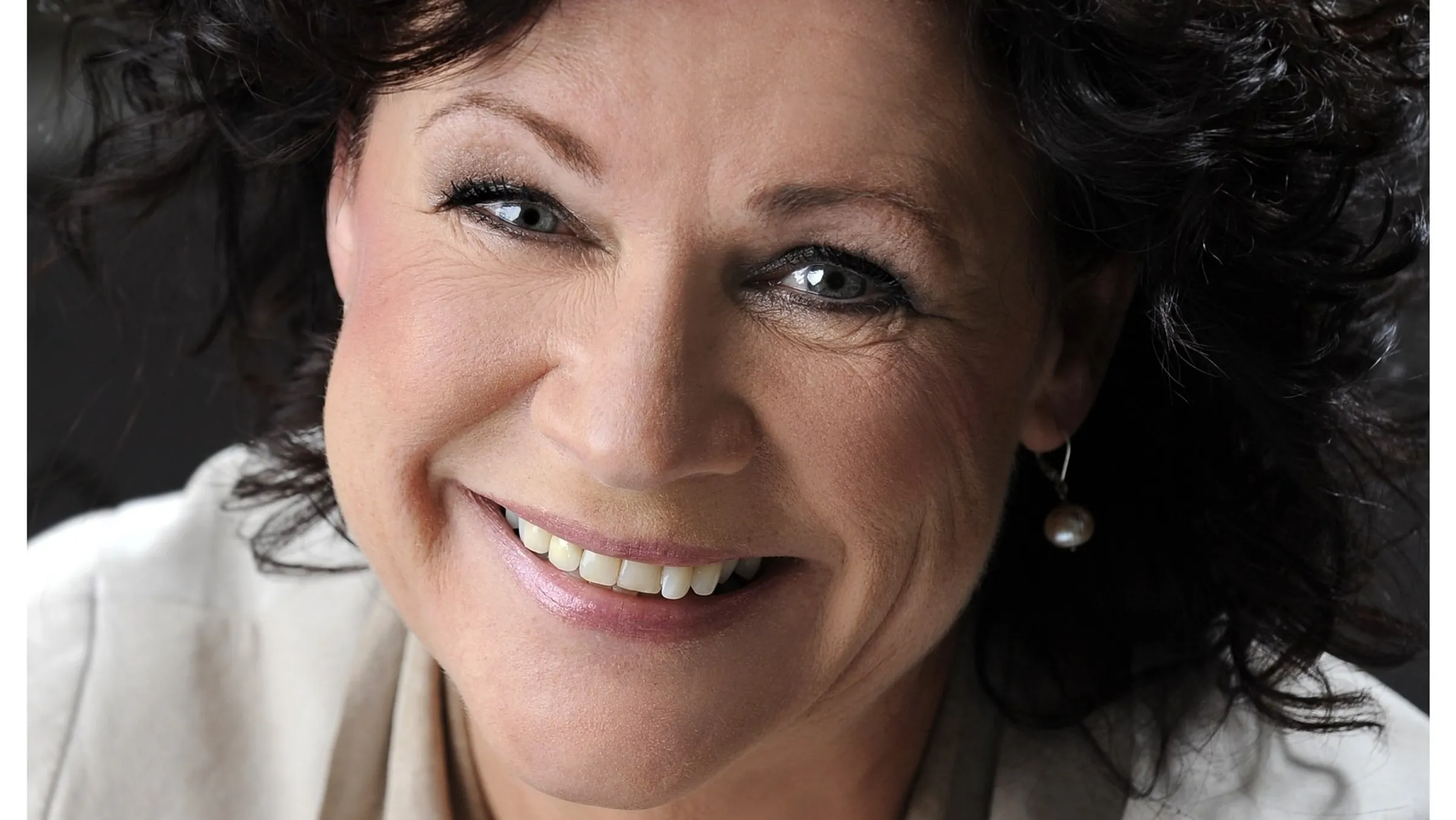 Schrijfster Marjan van den Berg eert moeder die overleed aan - EO