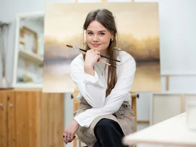 Leonie gaat viraal met Bijbelse kunstwerken: 'Schilderen is mijn manier om God te aanbidden'