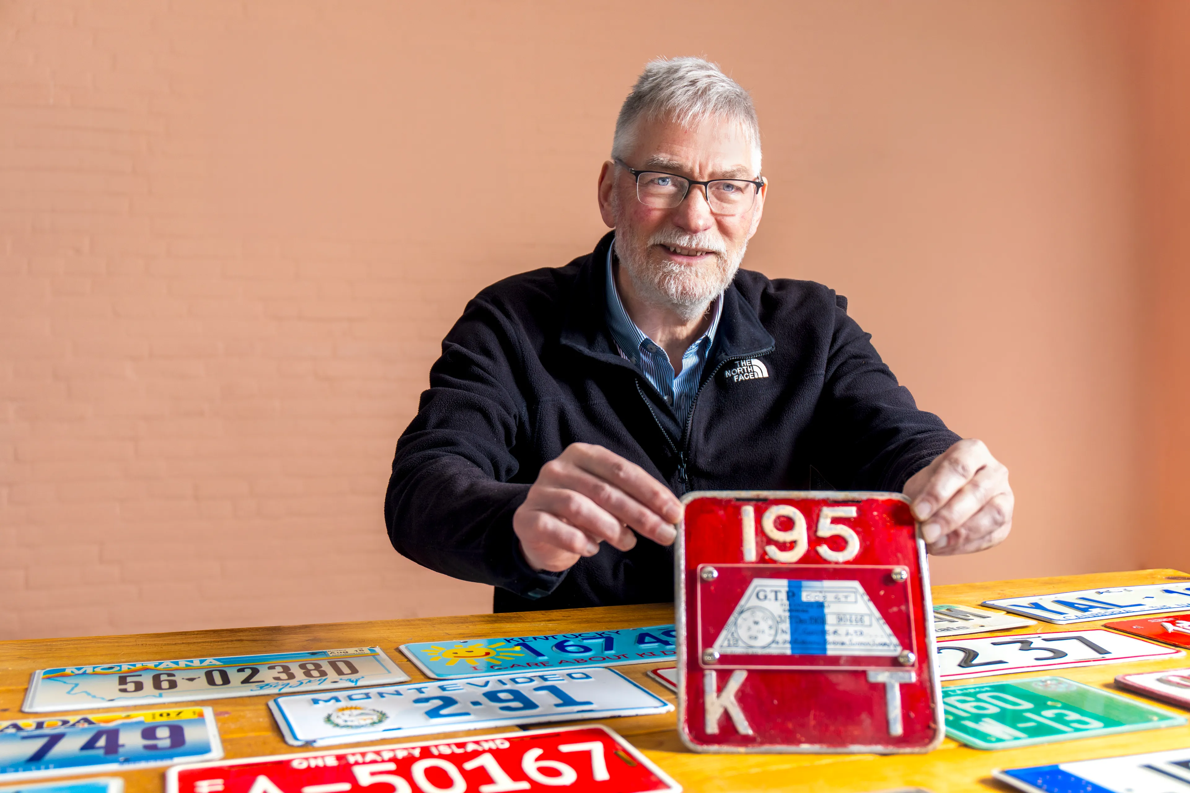 Herman Hallo verzamelt nummerborden