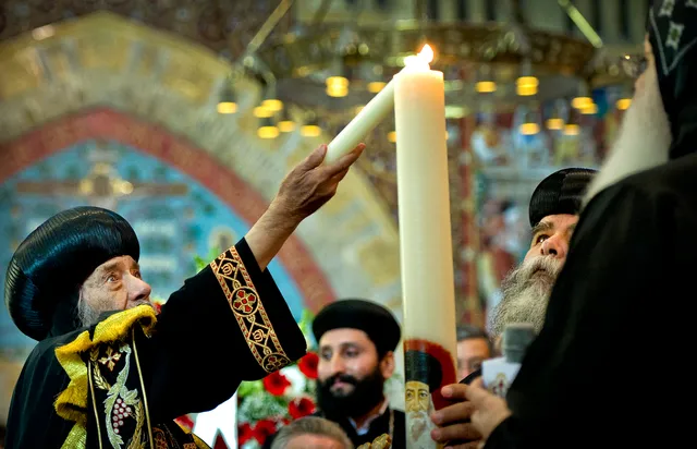 Paus Shenouda III, de Koptisch Orthodoxe patriarch van Alexandrie, steekt zaterdag een kaars aan in de Sint Bavo Kathedraal te Haarlem. Het bezoek van de 87-jarige patriarch staat in het teken van het Zilveren Jubileum van de eerste Koptische Kerk in Nederland.