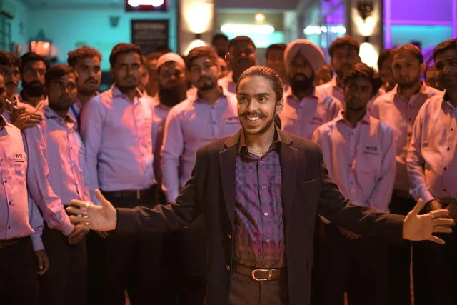 Lees ook: The White Tiger: cynische variant op Slumdog Millionaire.