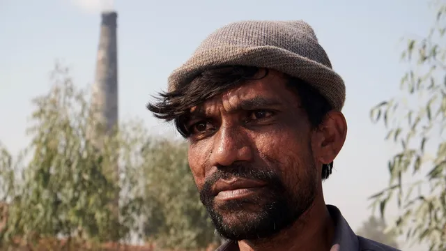 Als slaaf in een steenfabriek.